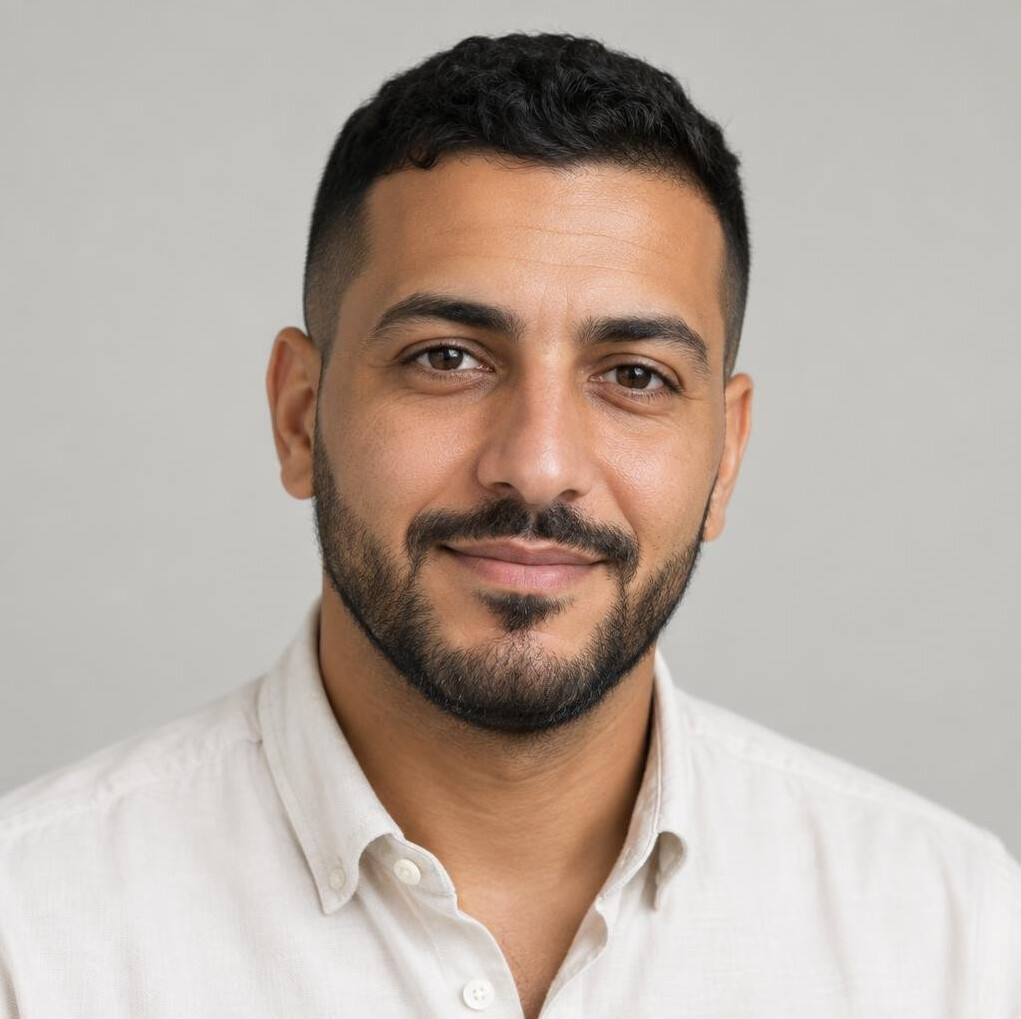 Portrait of a man with glasses and a light shirt